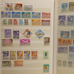 Lot de timbres Russie - Roumanie neufs et oblitérés en un album.