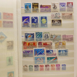 Lot de timbres Russie - Roumanie neufs et oblitérés en un album.