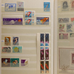 Lot de timbres Russie - Roumanie neufs et oblitérés en un album.