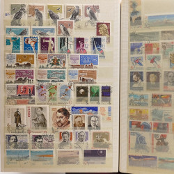 Lot de timbres Russie - Roumanie neufs et oblitérés en un album.