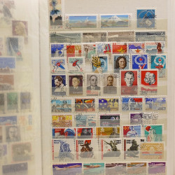 Lot de timbres Russie - Roumanie neufs et oblitérés en un album.