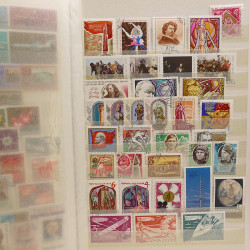 Lot de timbres Russie - Roumanie neufs et oblitérés en un album.