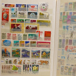 Lot de timbres Russie - Roumanie neufs et oblitérés en un album.