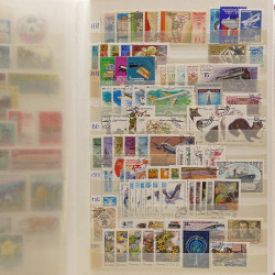 Lot de timbres Russie - Roumanie neufs et oblitérés en un album.