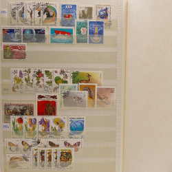 Lot de timbres Russie - Roumanie neufs et oblitérés en un album.