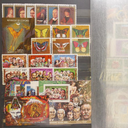 Lot de timbres d'Afrique neufs et oblitérés en un album.