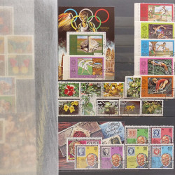 Lot de timbres d'Afrique neufs et oblitérés en un album.