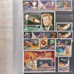 Lot de timbres d'Afrique neufs et oblitérés en un album.