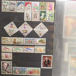 Lot de timbres d'Afrique neufs et oblitérés en un album.