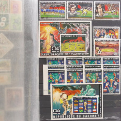 Lot de timbres d'Afrique neufs et oblitérés en un album.