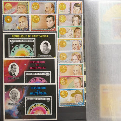 Lot de timbres d'Afrique neufs et oblitérés en un album.