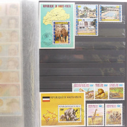 Lot de timbres d'Afrique neufs et oblitérés en un album.