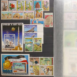 Lot de timbres d'Afrique neufs et oblitérés en un album.