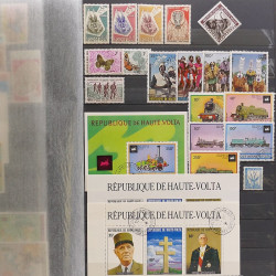 Lot de timbres d'Afrique neufs et oblitérés en un album.