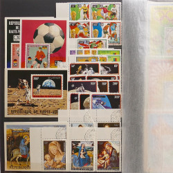 Lot de timbres d'Afrique neufs et oblitérés en un album.