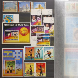 Lot de timbres d'Afrique neufs et oblitérés en un album.