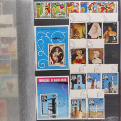 Lot de timbres d'Afrique neufs et oblitérés en un album.