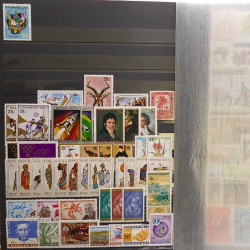 Lot de timbres d'Afrique neufs et oblitérés en un album.