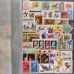 Lot de timbres d'Afrique neufs et oblitérés en un album.