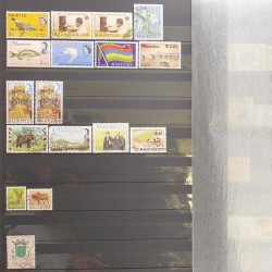 Lot de timbres d'Afrique neufs et oblitérés en un album.