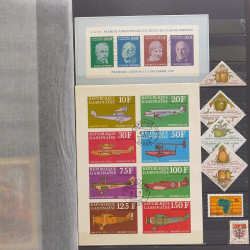 Lot de timbres d'Afrique neufs et oblitérés en un album.