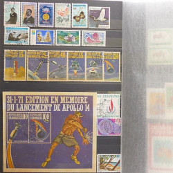Lot de timbres d'Afrique neufs et oblitérés en un album.