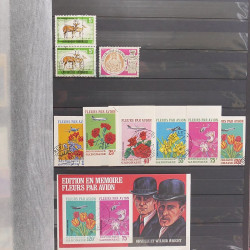 Lot de timbres d'Afrique neufs et oblitérés en un album.
