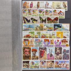 Lot de timbres d'Afrique neufs et oblitérés en un album.