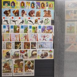 Lot de timbres d'Afrique neufs et oblitérés en un album.