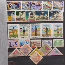 Lot de timbres d'Afrique neufs et oblitérés en un album.