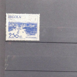 Lot de timbres d'Afrique neufs et oblitérés en un album.