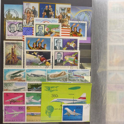 Lot de timbres d'Afrique neufs et oblitérés en un album.