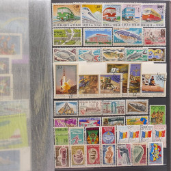 Lot de timbres d'Afrique neufs et oblitérés en un album.