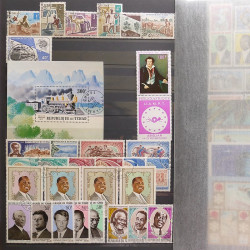 Lot de timbres d'Afrique neufs et oblitérés en un album.