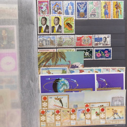 Lot de timbres d'Afrique neufs et oblitérés en un album.