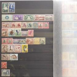 Lot de timbres d'Afrique neufs et oblitérés en un album.