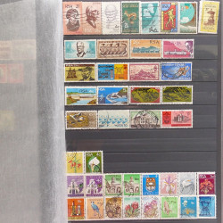 Lot de timbres d'Afrique neufs et oblitérés en un album.