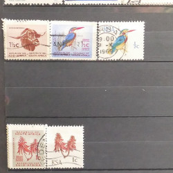 Lot de timbres d'Afrique neufs et oblitérés en un album.