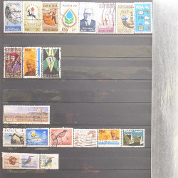 Lot de timbres d'Afrique neufs et oblitérés en un album.