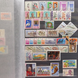 Lot de timbres d'Afrique neufs et oblitérés en un album.