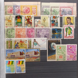 Lot de timbres d'Afrique neufs et oblitérés en un album.