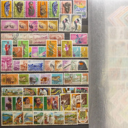 Lot de timbres d'Afrique neufs et oblitérés en un album.
