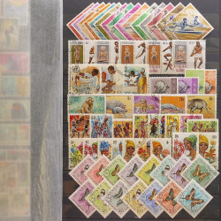 Lot de timbres d'Afrique neufs et oblitérés en un album.