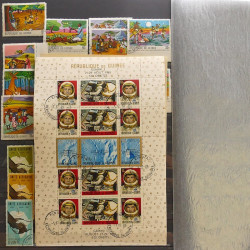 Lot de timbres d'Afrique neufs et oblitérés en un album.