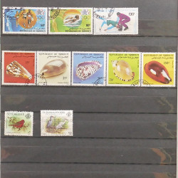 Lot de timbres d'Afrique neufs et oblitérés en un album.
