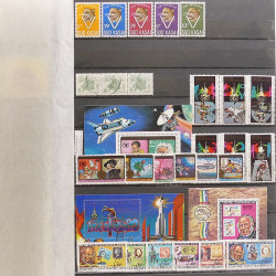 Lot de timbres d'Afrique neufs et oblitérés en un album.