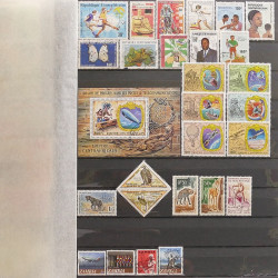Lot de timbres d'Afrique neufs et oblitérés en un album.