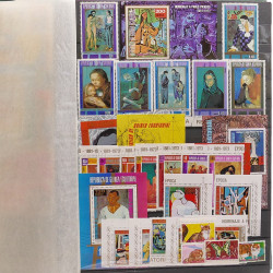 Lot de timbres d'Afrique neufs et oblitérés en un album.