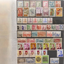 Lot de timbres d'Afrique neufs et oblitérés en un album.