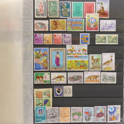 Lot de timbres d'Afrique neufs et oblitérés en un album.